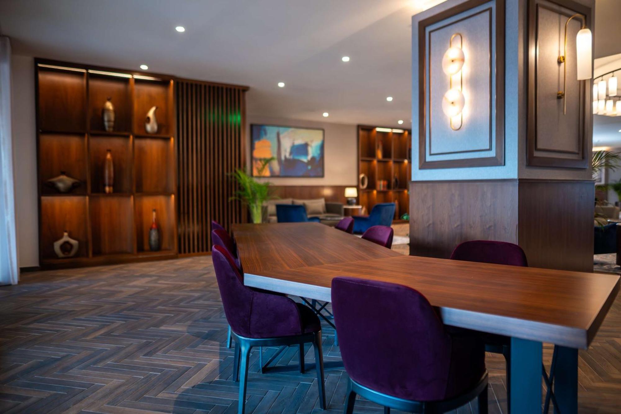 Radisson Blu Hotel, Amman Galleria Mall Exterior foto The Club at London Heathrow